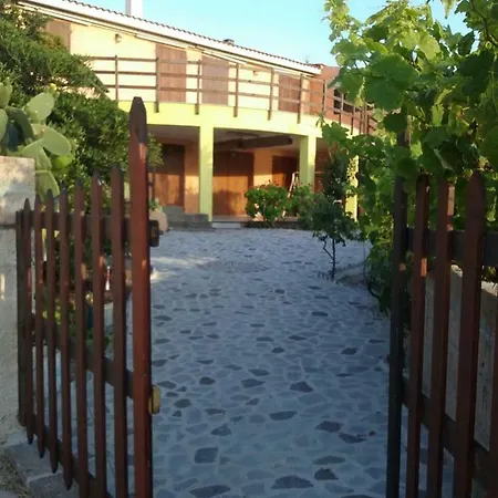 דירה Sunny Seaside With Ping Pong Table Magomadas